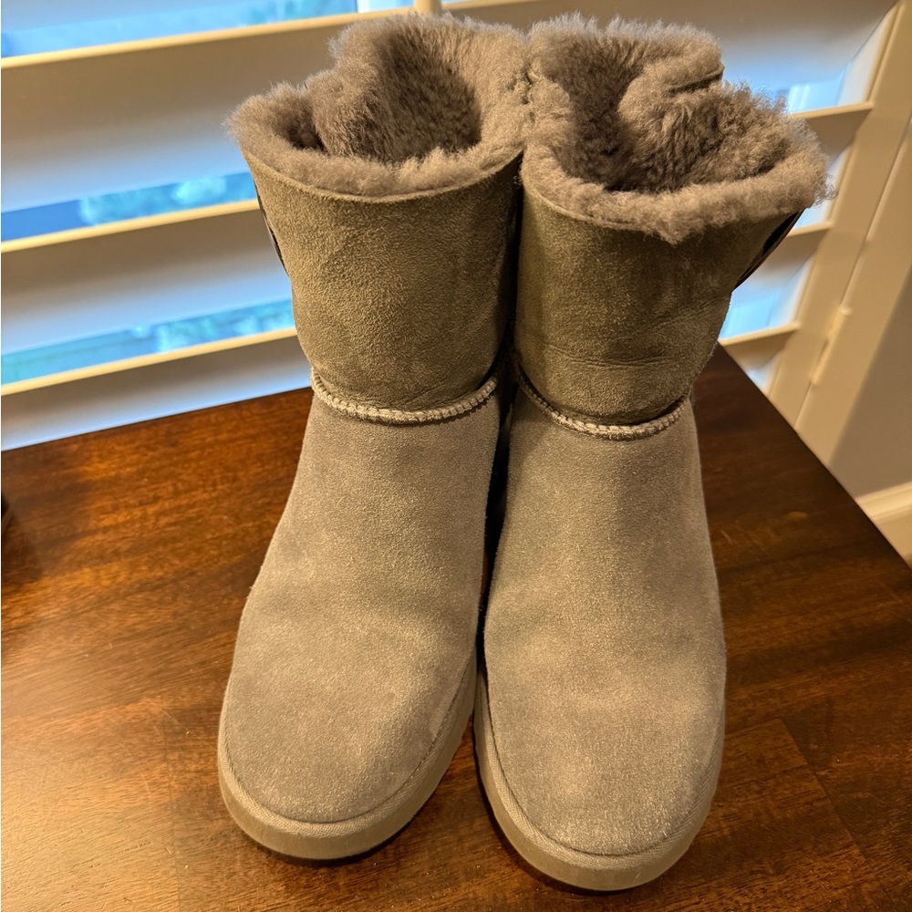 UGG wedge women’s boots with toggle button size 7 - Picture 4 of 5